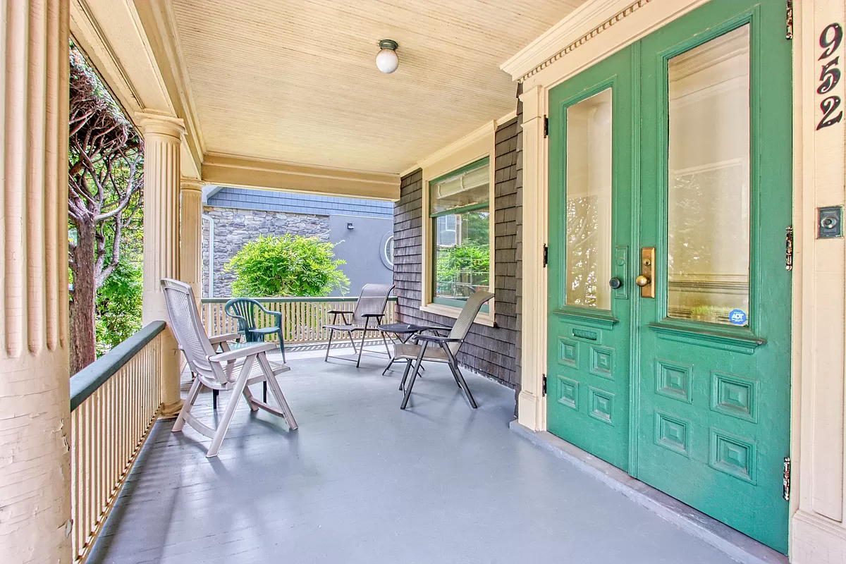 exterior of 952 east 18th street brooklyn