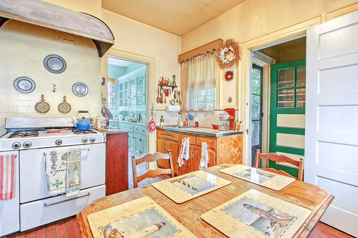 interior of 952 east 18th street brooklyn